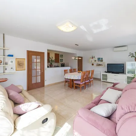 Three-bedroom Kastel Kambelovac With Sea View 01 *