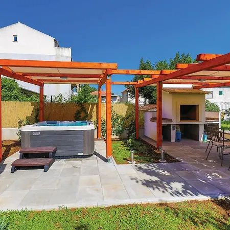 Apartamento Three-bedroom Kastel Kambelovac With Sea View 01 Kaštela