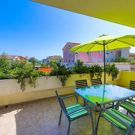 Three-bedroom Kastel Kambelovac With Sea View 01 Apartamento